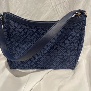 Tommy Hilfiger purse. Like new only been used once.